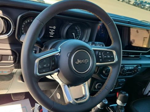 Used 2024 Jeep Wrangler Unlimited Sahara w/ Technology Group AWD/4WD image 9