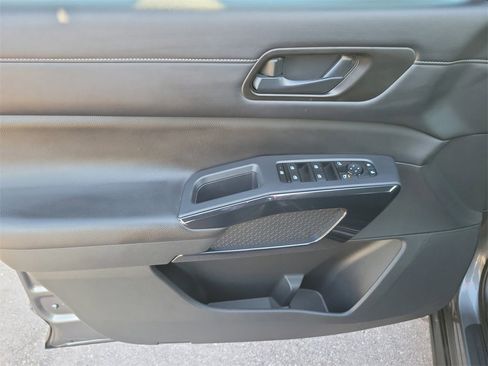 Certified 2024 Nissan Pathfinder SV w/ Black Appearance Package image 15