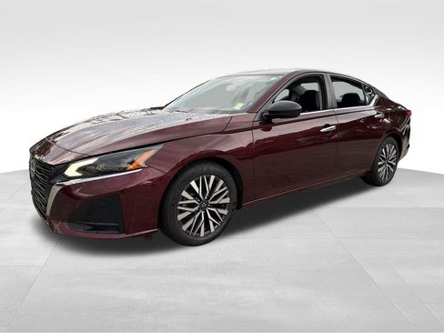 Used 2024 Nissan Altima 2.5 SV FWD image 3