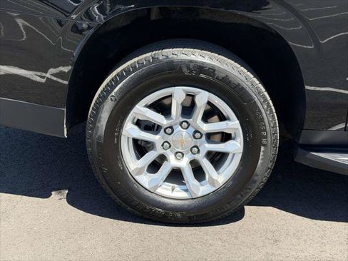 Used 2025 Chevrolet Suburban LT AWD/4WD image 9