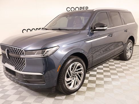 Used 2025 Lincoln Navigator Reserve AWD/4WD image 11
