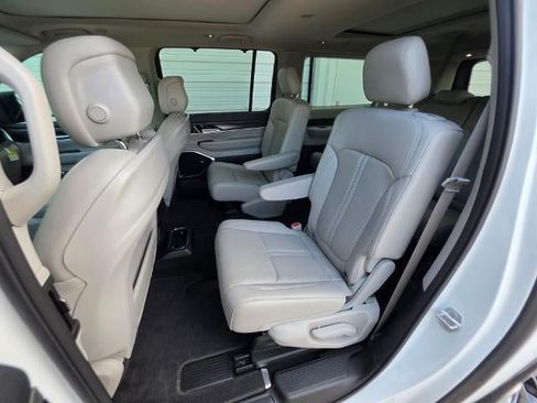 Used 2023 Jeep Wagoneer L Series III w/ Premium Group I AWD/4WD image 31