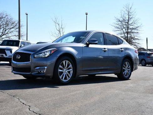 Used 2017 INFINITI Q70 3.7 image 3