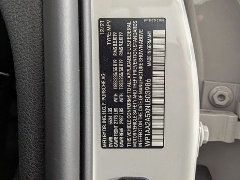 Certified 2022 Porsche Macan AWD/4WD image 29