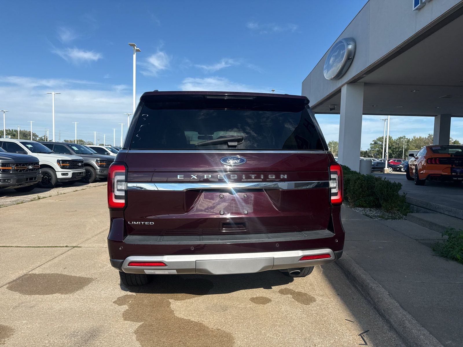 Used 2024 Ford Expedition Limited AWD/4WD image 6