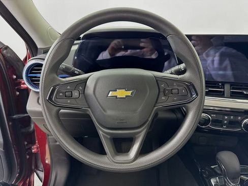 Used 2025 Chevrolet Trax LT image 12