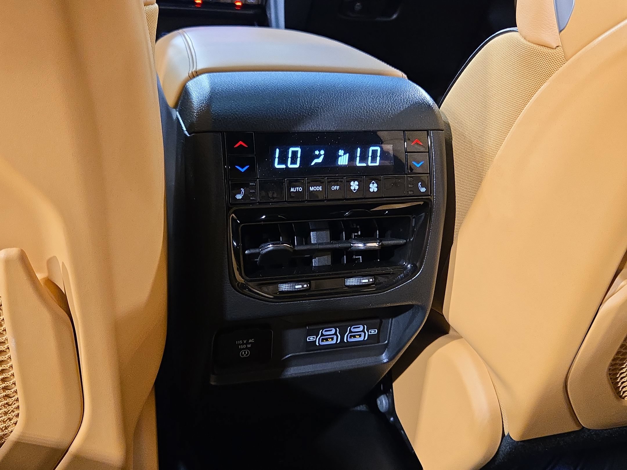 Used 2024 Jeep Grand Cherokee Summit w/ Luxury Tech Group V AWD/4WD image 38