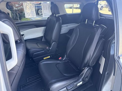 Used 2022 Kia Carnival LX FWD image 21