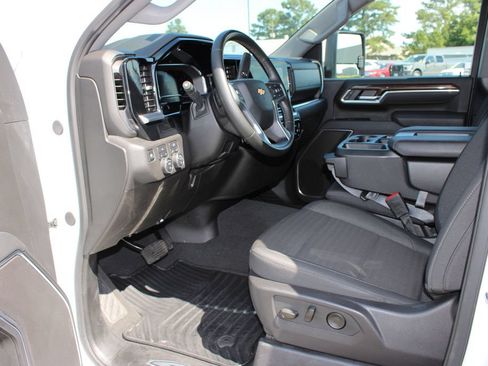 Used 2025 Chevrolet Silverado 2500 LT w/ Convenience Package AWD/4WD image 11