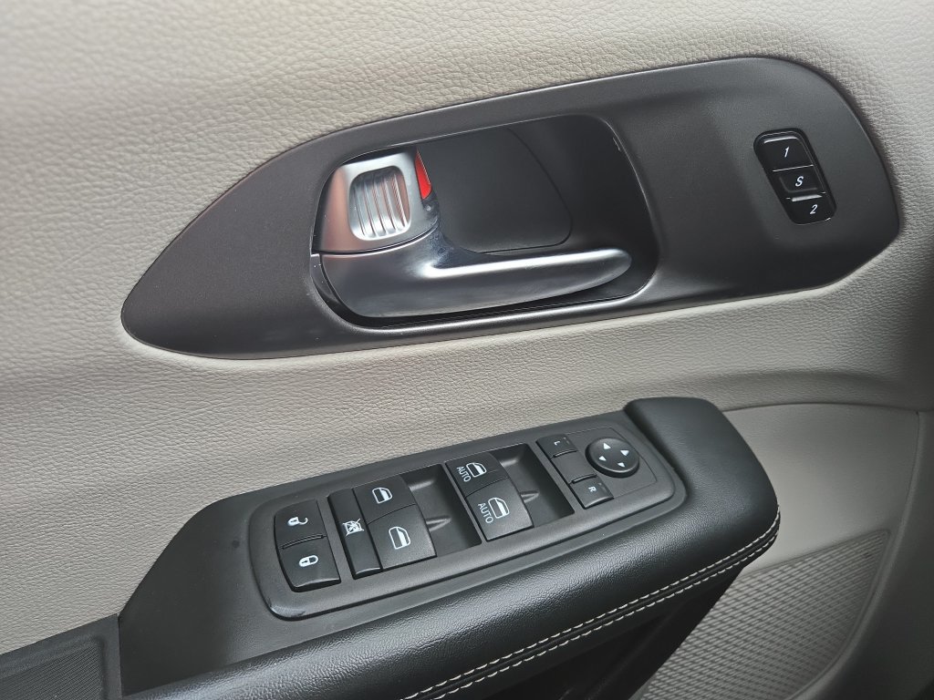 Used 2024 Chrysler Pacifica Touring-L FWD image 28