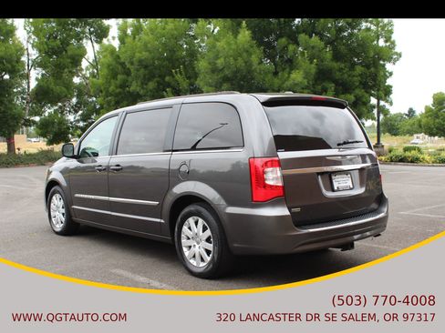 Used 2016 Chrysler Town & Country Touring image 3