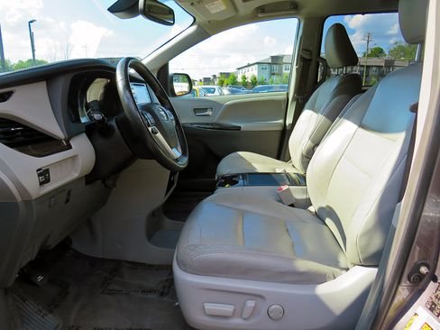 Used 2018 Toyota Sienna XLE image 14