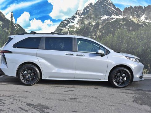 Used 2025 Toyota Sienna XLE Woodland Edition image 2
