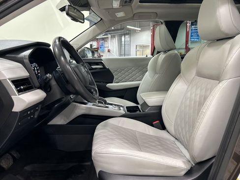 Used 2023 Mitsubishi Outlander 4WD Plug-In Hybrid image 10