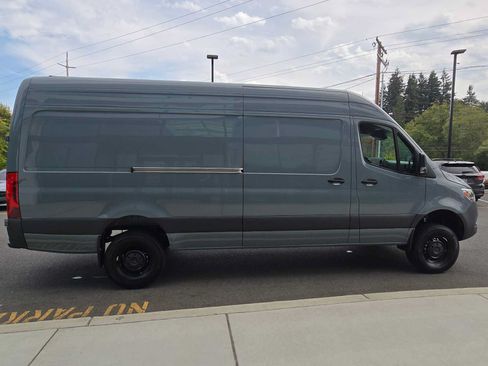Used 2024 Mercedes-Benz Sprinter 2500 image 8