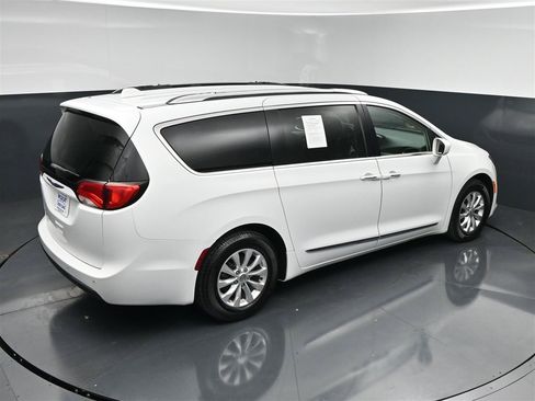 Used 2018 Chrysler Pacifica Touring-L FWD image 23