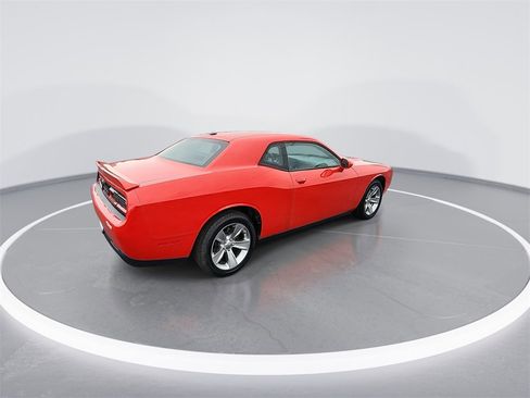 Used 2019 Dodge Challenger SXT image 8