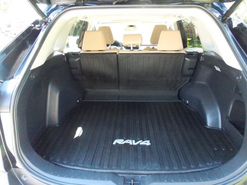Used 2021 Toyota RAV4 XLE w/ Convenience Package FWD image 9