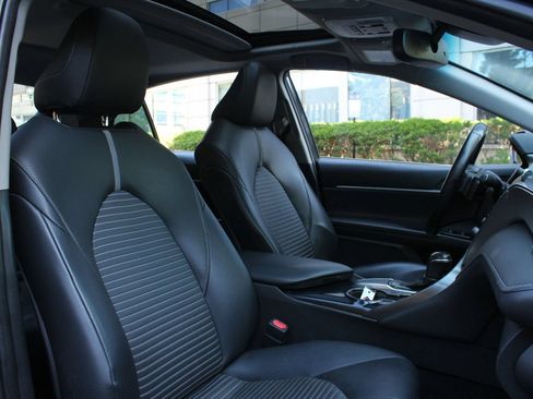 Used 2018 Toyota Camry SE w/ Moonroof Package FWD image 25