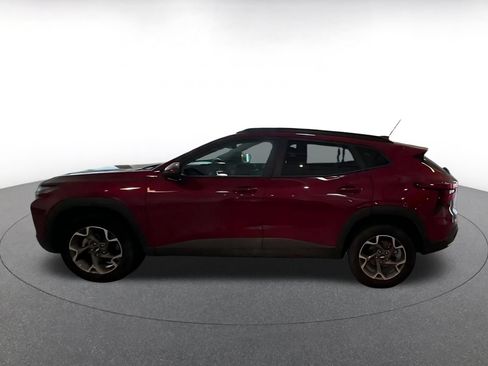 Used 2025 Chevrolet Trax LT w/ LT Convenience Package FWD image 8