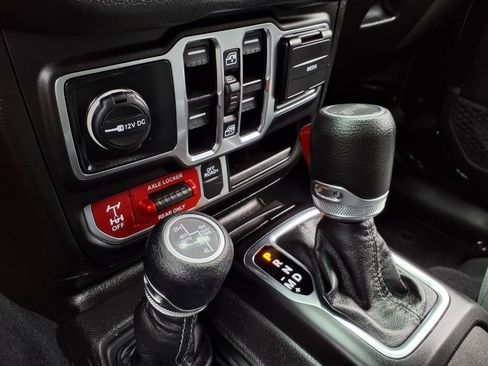 Used 2024 Jeep Wrangler Unlimited AWD/4WD image 16