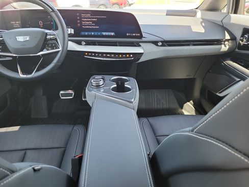 Certified 2025 Cadillac Optiq Luxury 2 w/ LPO, Floor Liner Package AWD/4WD image 14