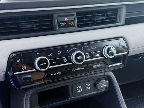 Used 2025 Honda Pilot Touring image 12