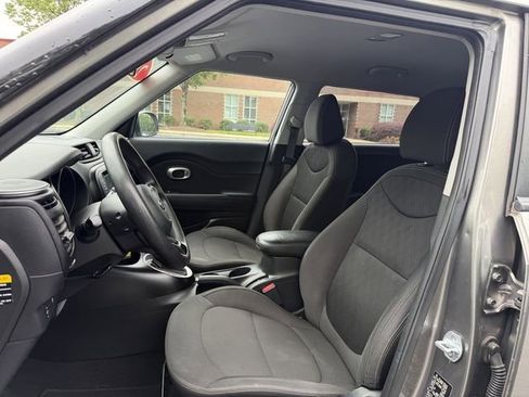 Used 2018 Kia Soul w/ Convenience Package FWD image 5