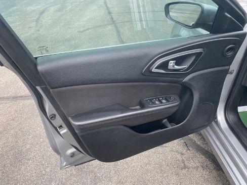 Used 2016 Chrysler 200 Limited image 8