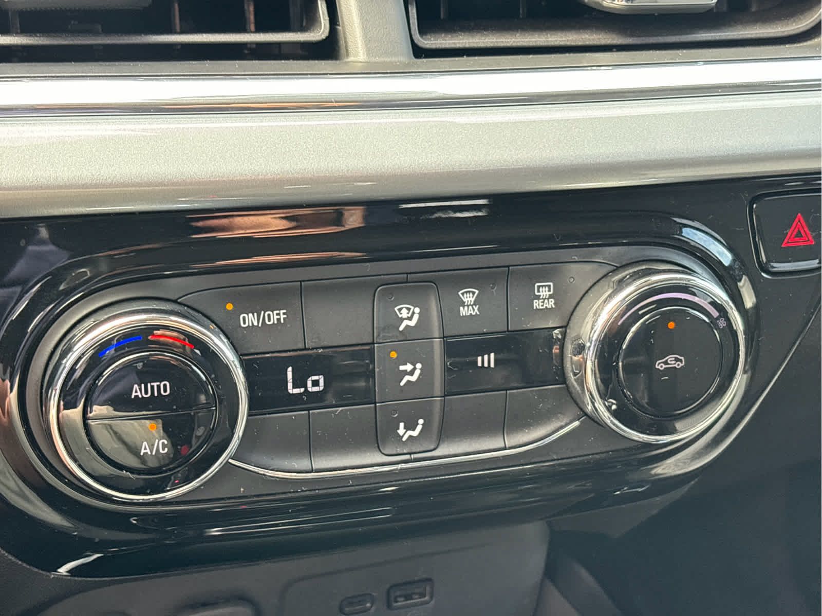 Used 2025 Chevrolet Trax LT FWD image 15