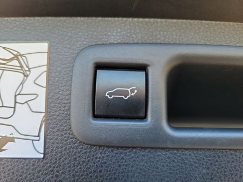 Used 2021 Toyota Highlander Limited image 10