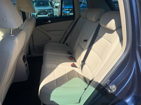 Used 2011 Volkswagen Tiguan SE image 9