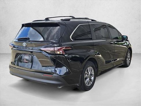 Used 2024 Toyota Sienna XLE FWD image 5