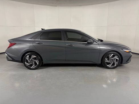 Used 2025 Hyundai Elantra Limited FWD image 9