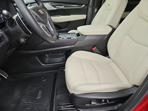 Certified 2025 Cadillac XT5 Sportv w/ LPO, Floor Liner Package AWD/4WD image 15