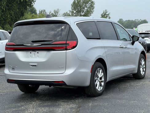 Used 2026 Chrysler Pacifica Select AWD/4WD image 39
