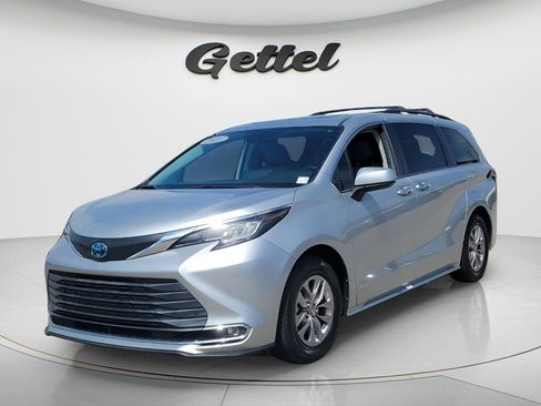Used 2021 Toyota Sienna XLE image 9