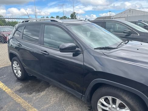 Used 2021 Jeep Cherokee Latitude FWD image 8