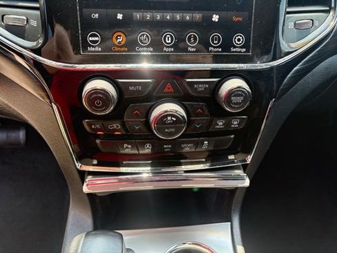 Used 2022 Jeep Grand Cherokee Laredo X AWD/4WD image 17