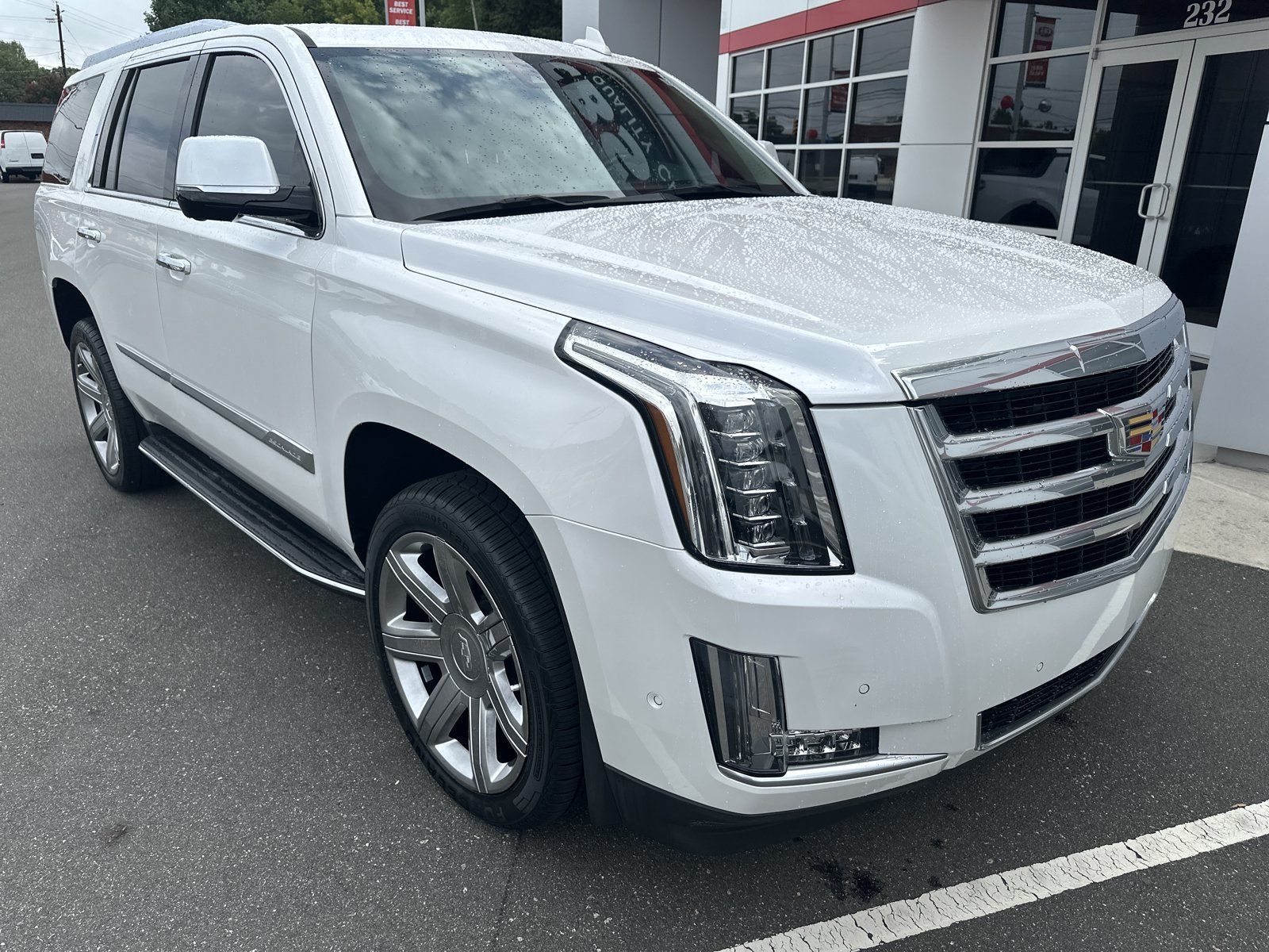 Used 2020 Cadillac Escalade Luxury AWD/4WD image 2