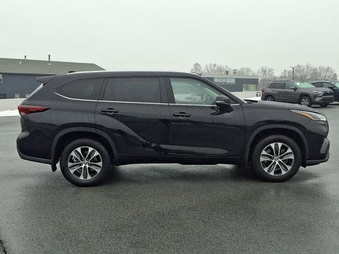 Used 2025 Toyota Highlander XLE image 8