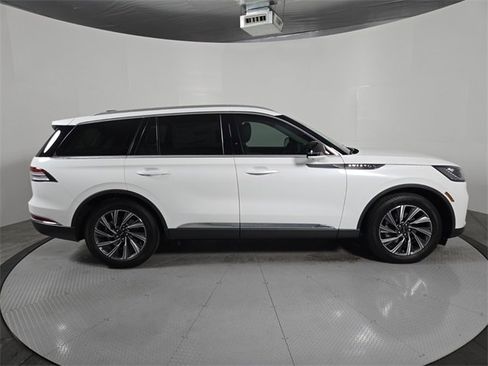 New 2026 Lincoln Aviator Premiere image 3