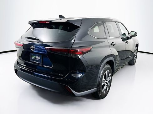 Used 2025 Toyota Highlander XLE FWD image 9