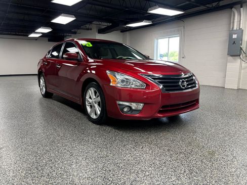 Used 2013 Nissan Altima 2.5 SL w/ Technology Pkg image 2