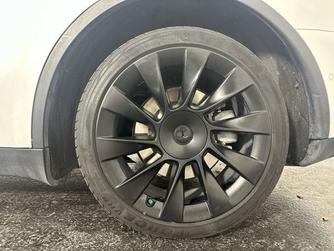 Used 2020 Tesla Model Y Long Range image 14