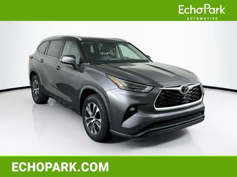 Used 2023 Toyota Highlander XLE FWD image 1