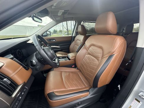 Used 2023 Nissan Pathfinder Platinum AWD/4WD image 11