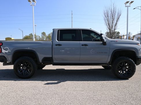 Used 2025 Chevrolet Silverado 2500 ZR2 w/ Technology Package image 11