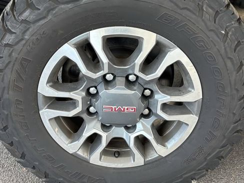 Used 2023 GMC Sierra 2500 AT4 w/ AT4 Preferred Package AWD/4WD image 11