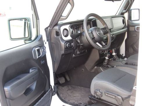 Used 2024 Jeep Wrangler Unlimited Sport AWD/4WD image 9
